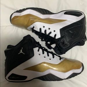 Selling some Jordan be loyal.